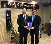 Dr. Wang Guoqiang (left), President of CACM, meets with Professor Leung Ting-hung, Director of School of Chinese Medicine during his visit to the School